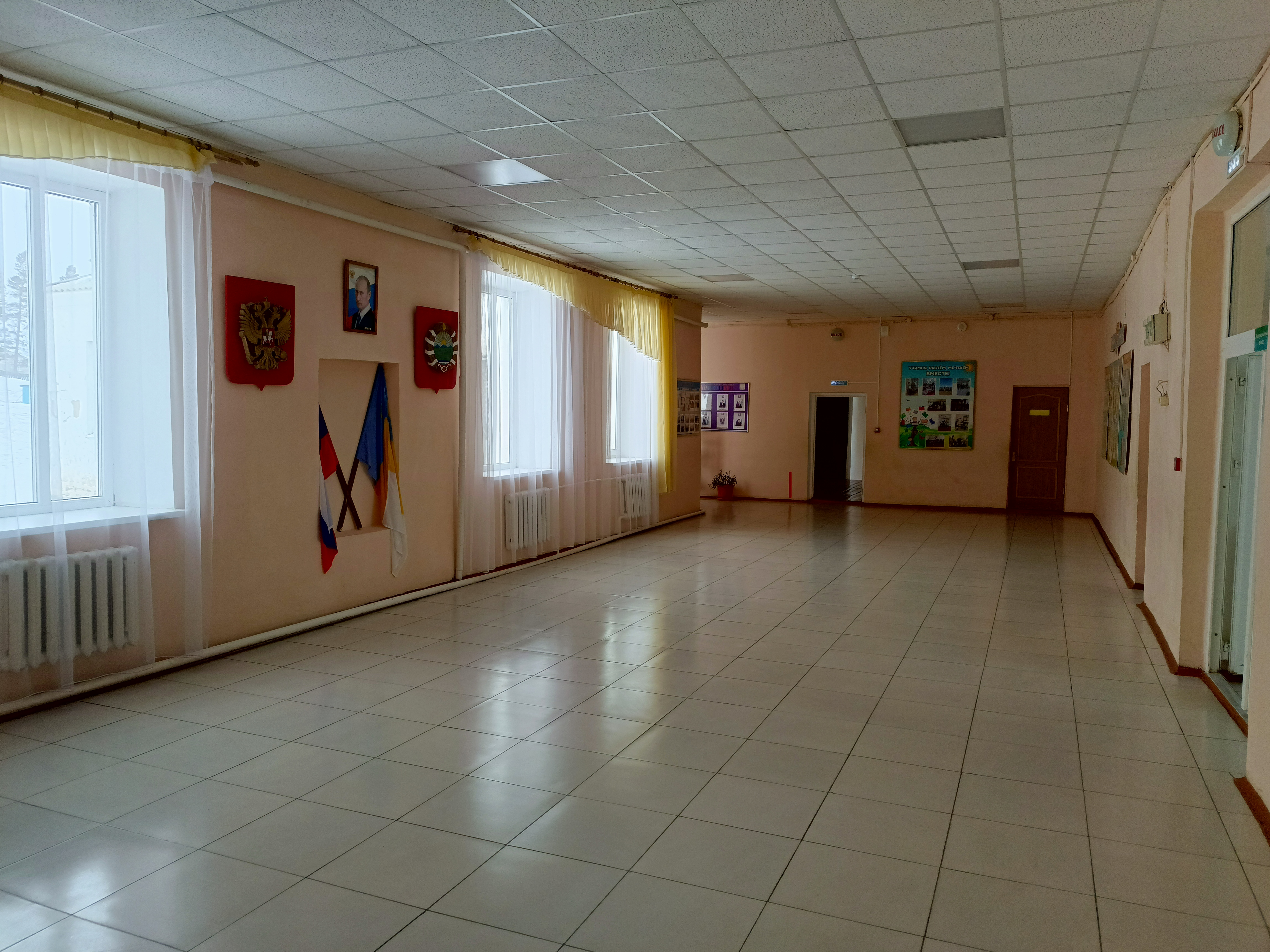 Фойе школы.
