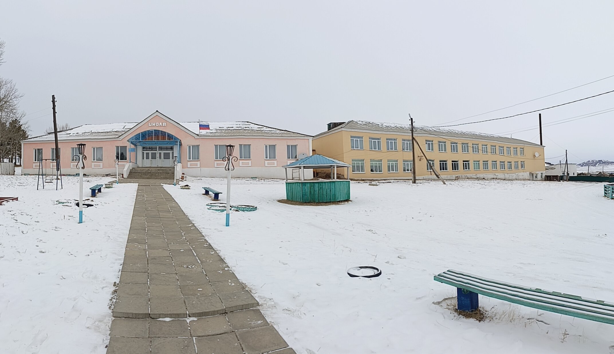 Сахюртинская СОШ. Начальная школа (слева), основная школа (справа).